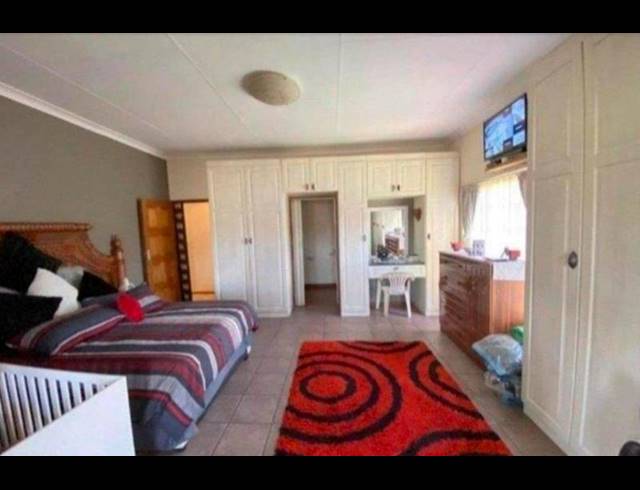 5 BEDROOM HOUSE FOR SALE IN OBERHOLZER